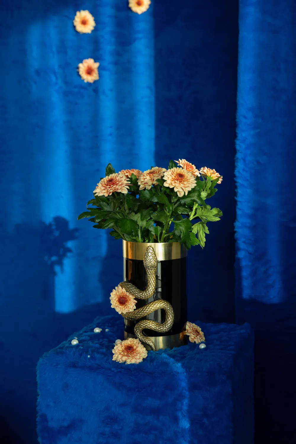 Aluminum Cylindrical Modern Vase M | Bold Monkey Never Hurt A Snake