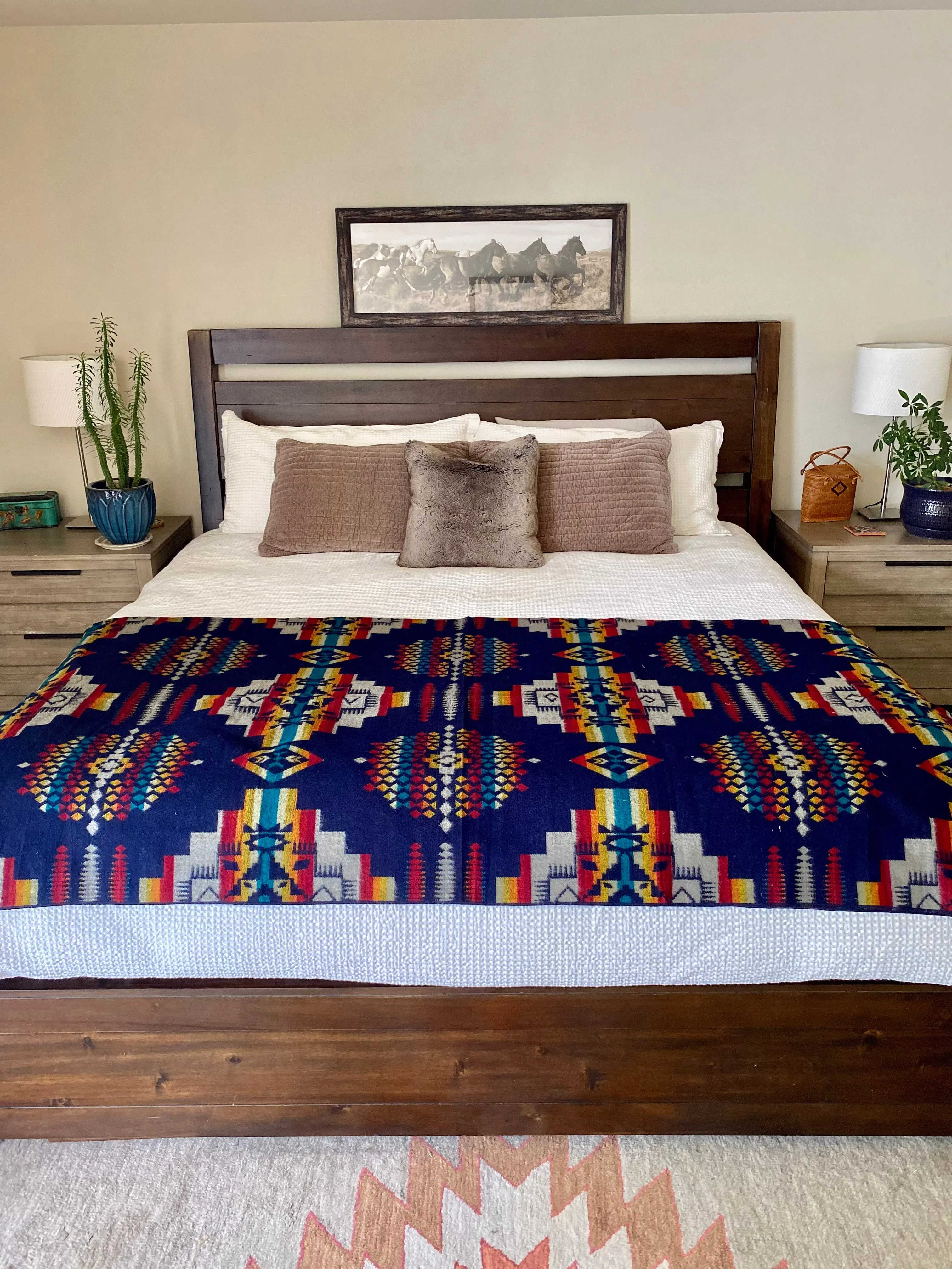 Andes Midnight Artisan-Made Queen-Sized Blanket bookcase, standing shelf