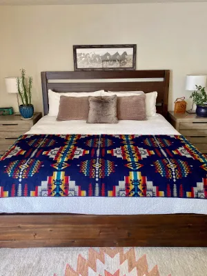 Andes Midnight Artisan-Made Queen-Sized Blanket bookcase, standing shelf