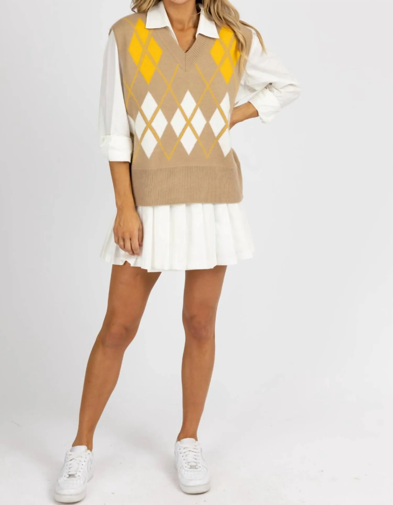 Argyle Pattern Sweater Vest In Taupe
