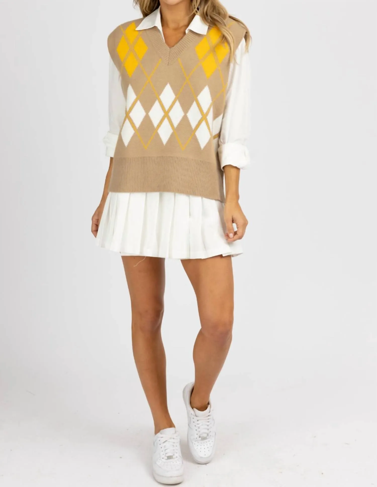 Argyle Pattern Sweater Vest In Taupe