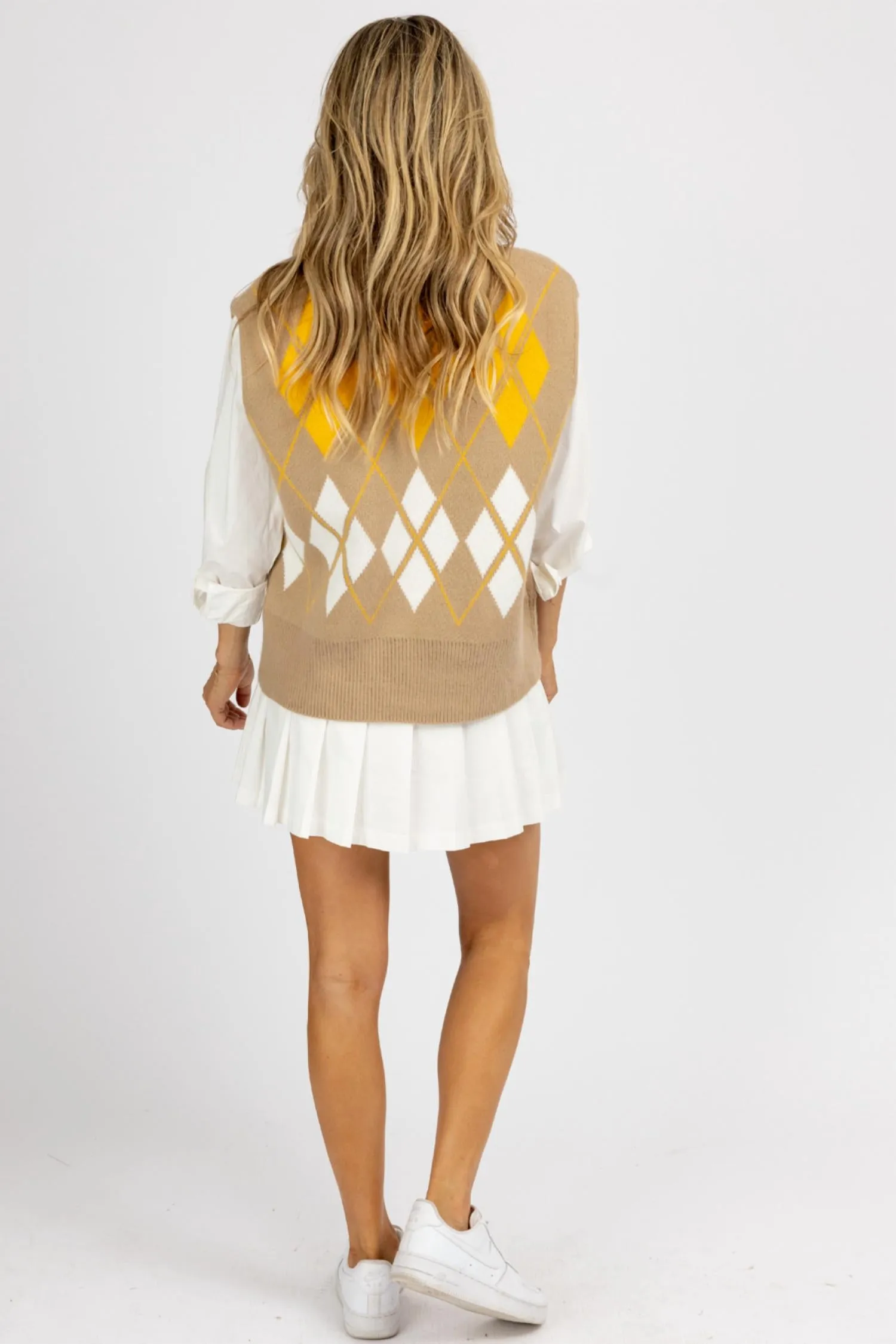 Argyle Pattern Sweater Vest In Taupe