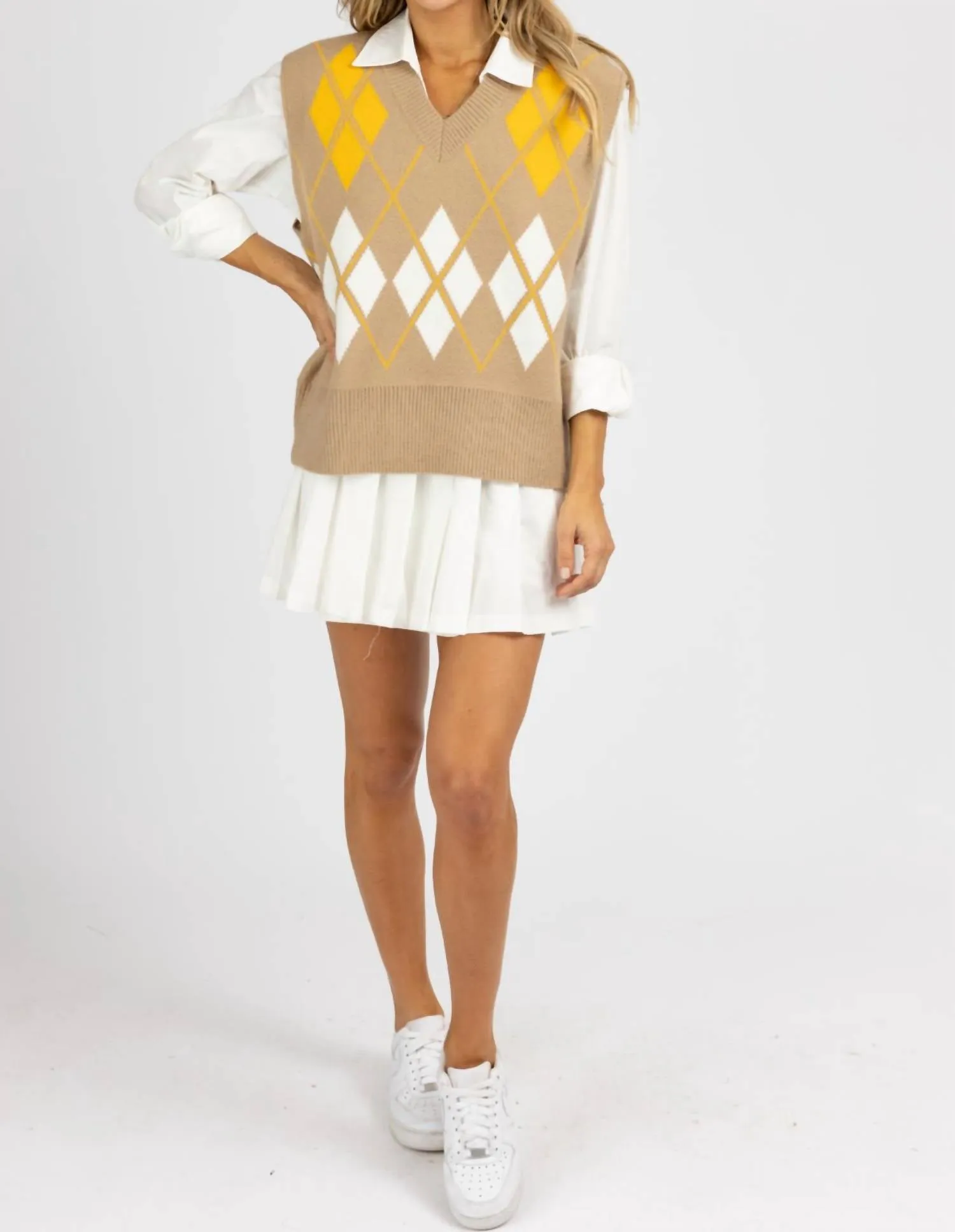 Argyle Pattern Sweater Vest In Taupe