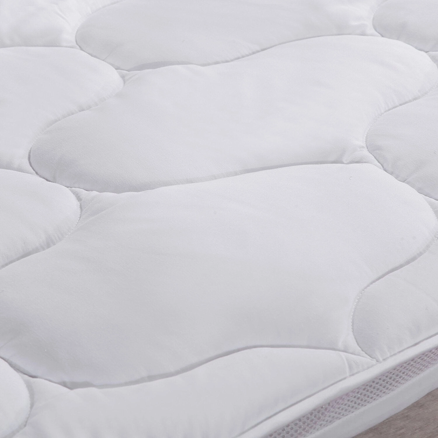 Cheer Collection 3D Air Mattress Topper with Elastic Bands - White