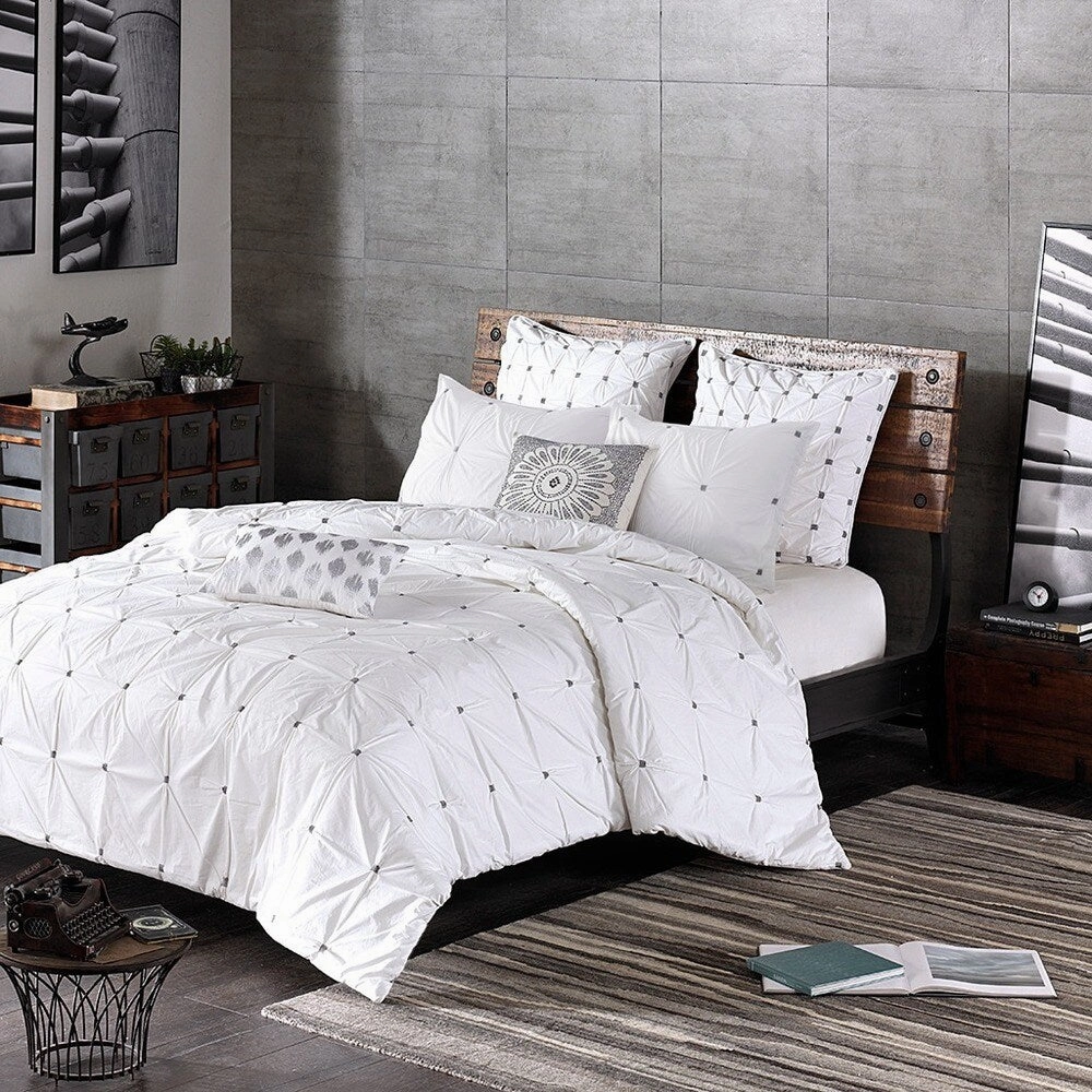 INK IVY Jane White Embroidered Tufted Cotton Percale 26 x 26-inch Euro Sham Hidden Zipper Closure