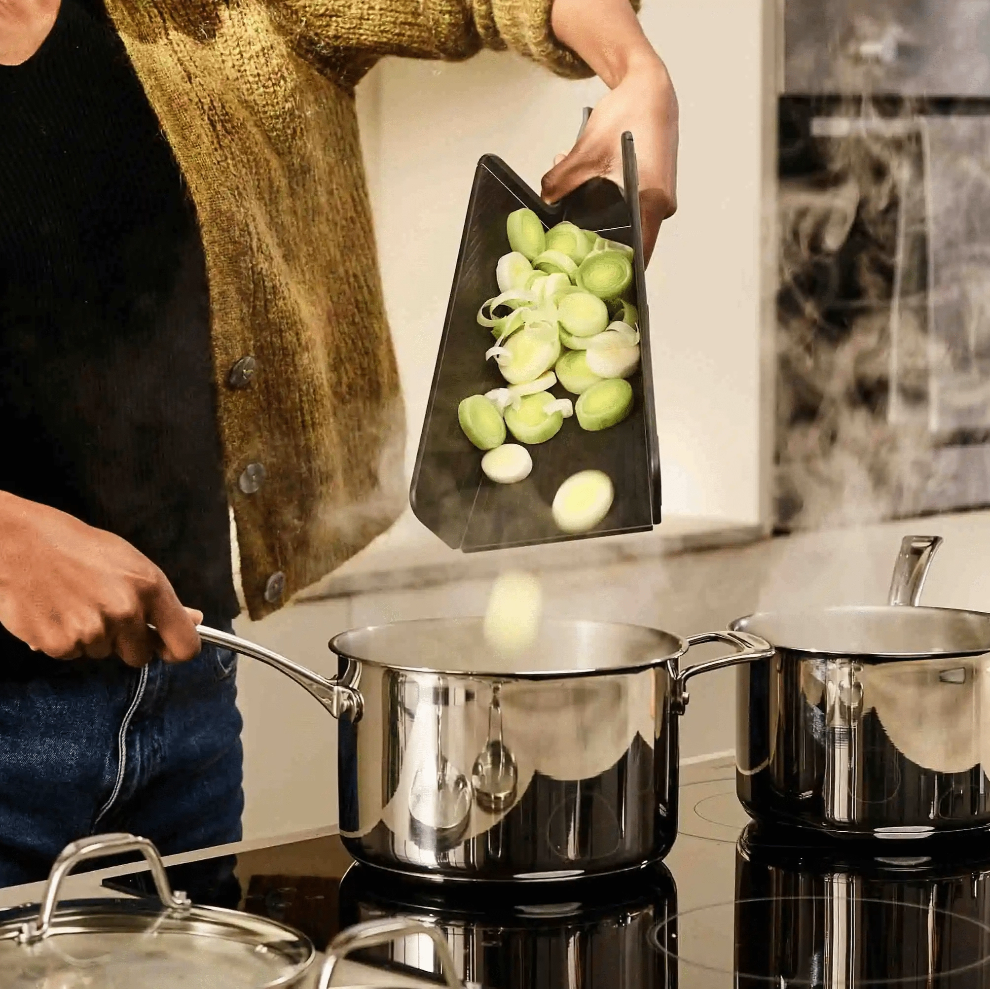 Joseph Joseph Chop2Pot Plus Black Folding Chopping Board Large in Black