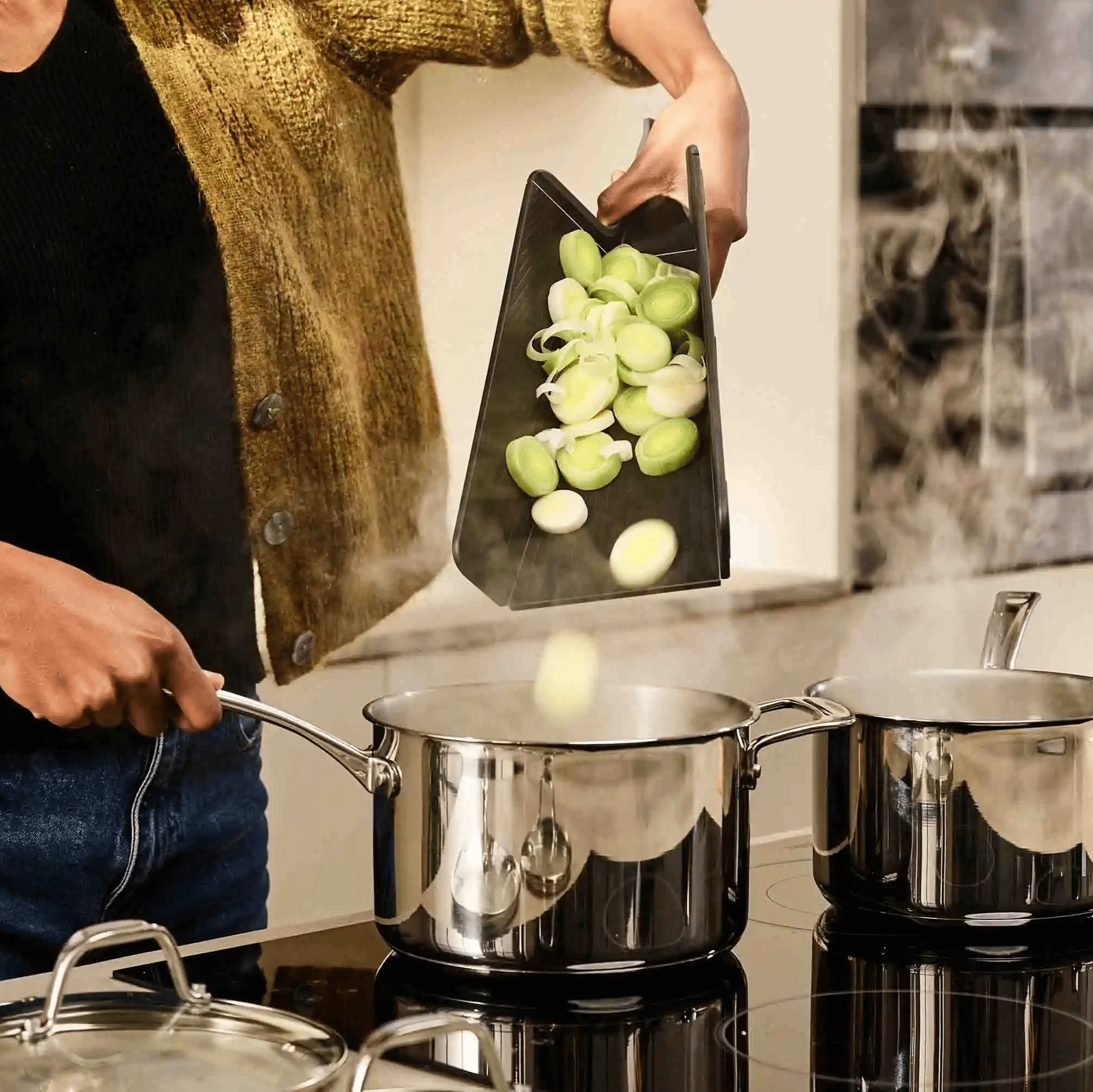 Joseph Joseph Chop2Pot Plus Black Folding Chopping Board Large in Black