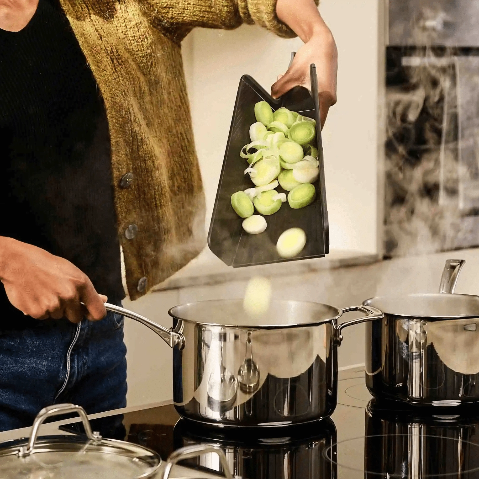 Joseph Joseph Chop2Pot Plus Black Folding Chopping Board Medium in Black
