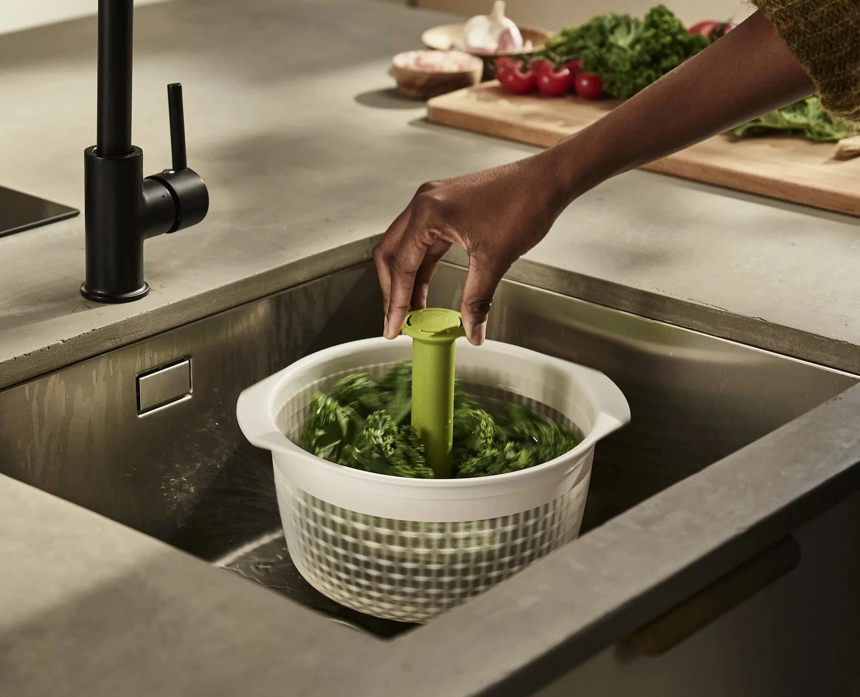 Joseph Joseph Spindola In-sink Salad-spinning Colander