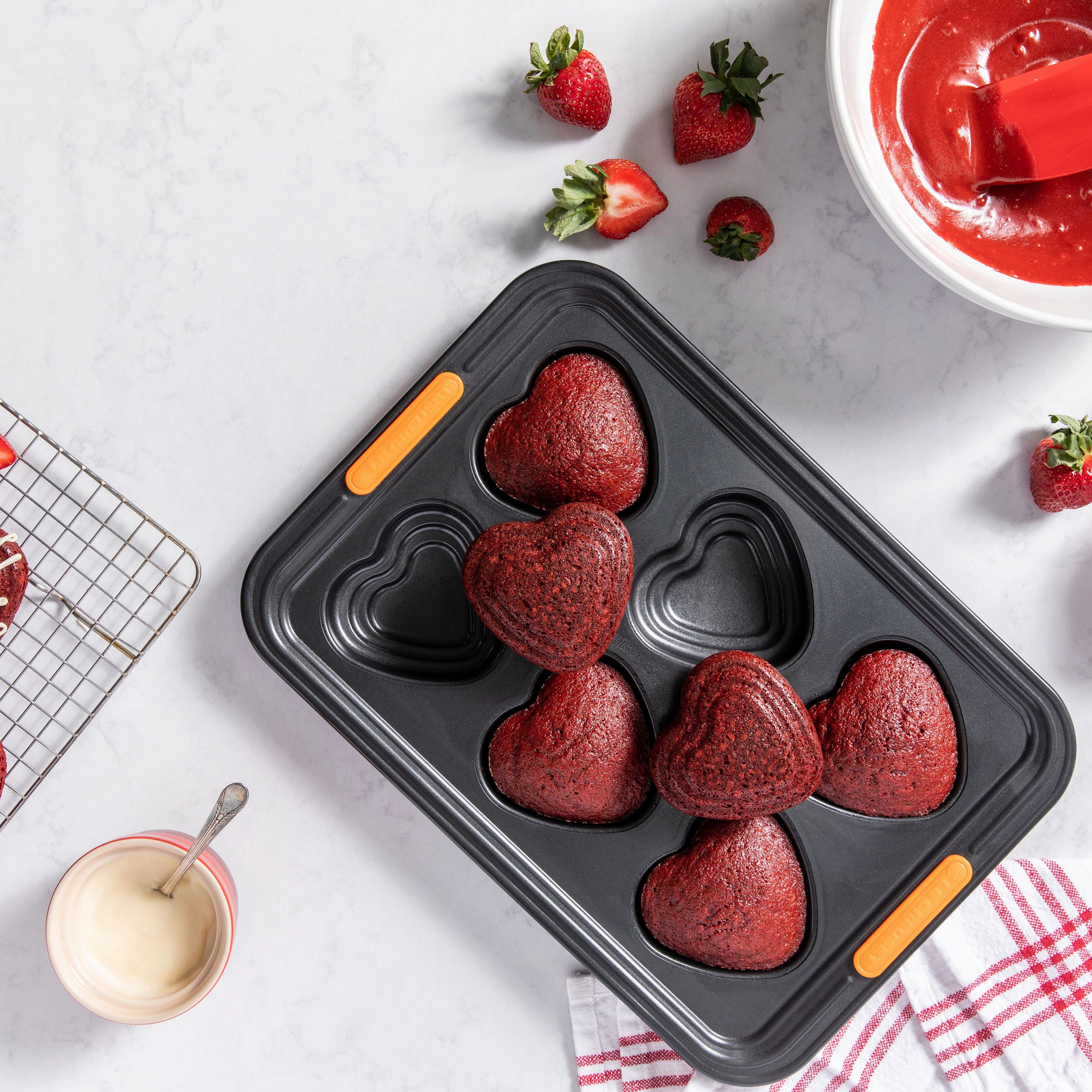 Le Creuset Bakeware 6 Cup Heart Tray