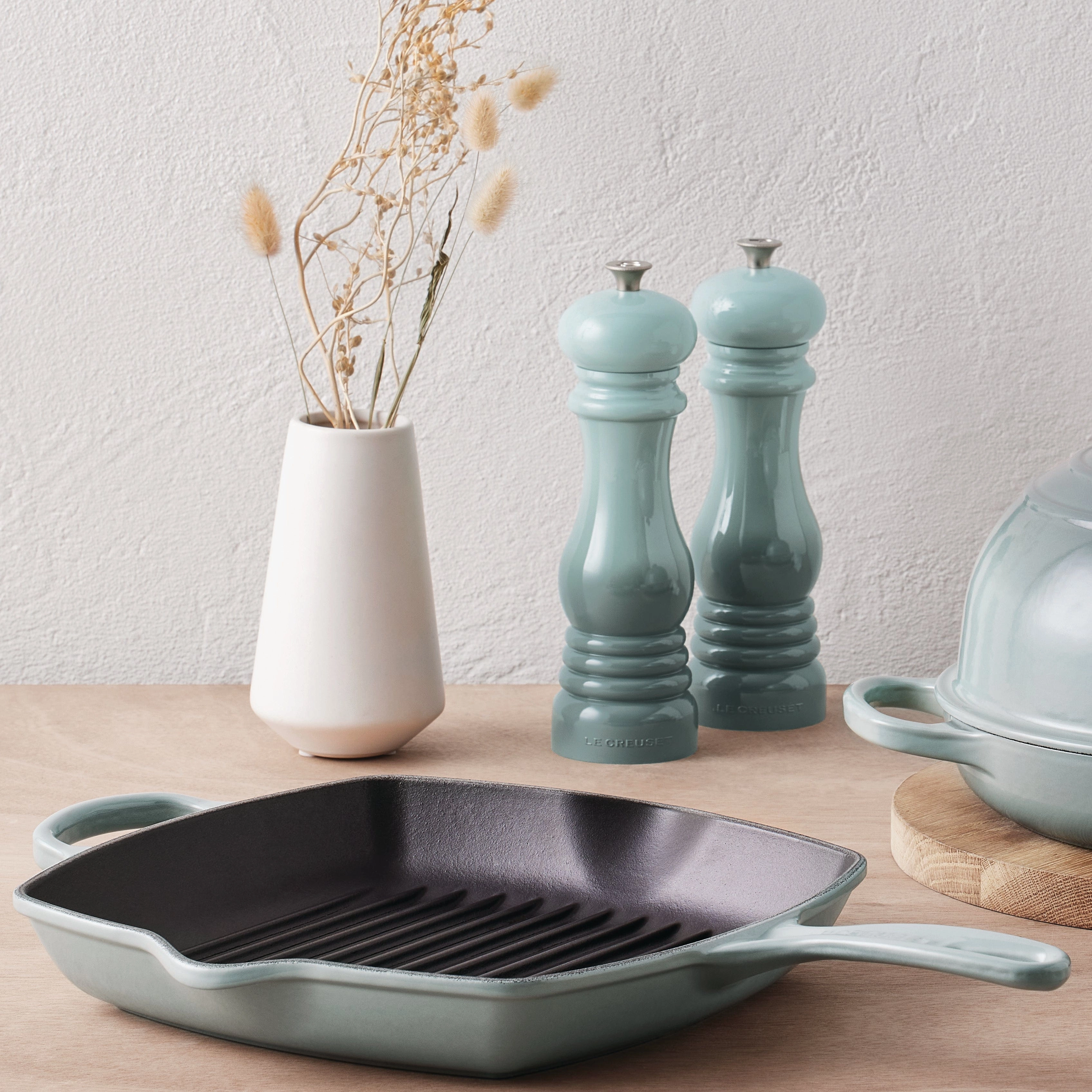 Le Creuset Salt Mill in Sea Salt