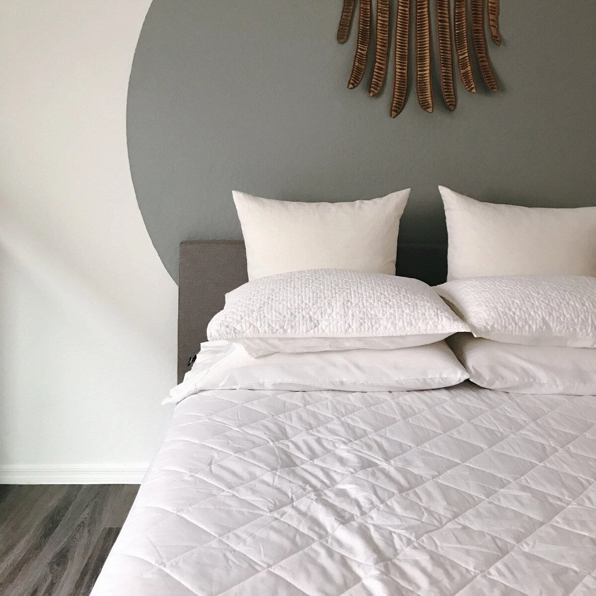 Lincove 100% Cotton Quilted Fitted Mattress Pad  Elastic Fitted Mattress Protector - Machine Washable and Dryer Safe - White