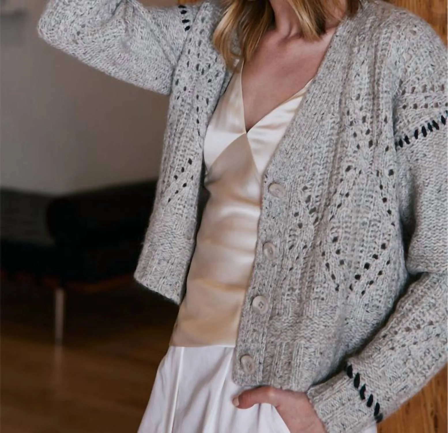 Shaker V Neck Cardi W/ Diamond In Pebble/pepper