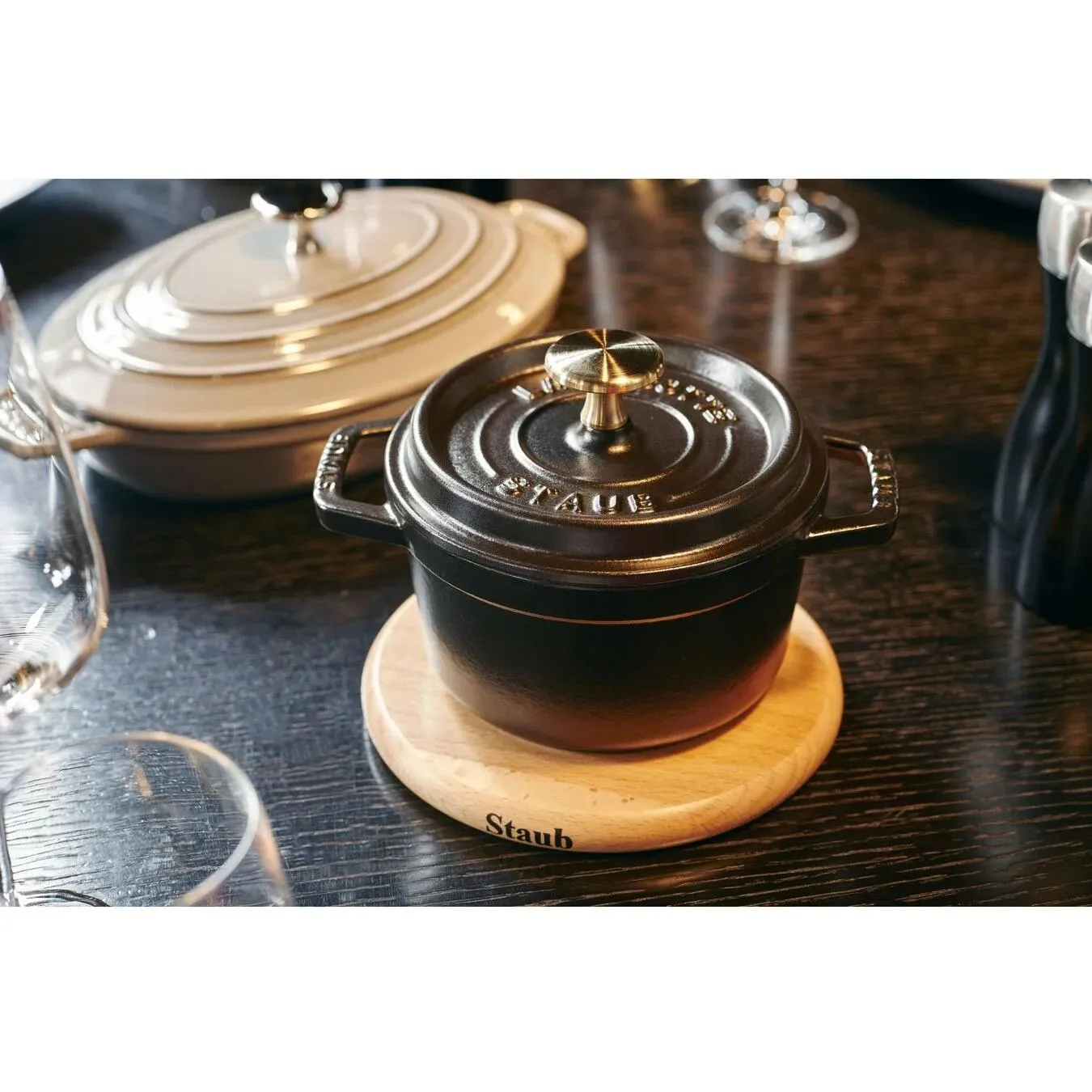 Staub 16cm Round Magnetic Beech Trivet 1004527