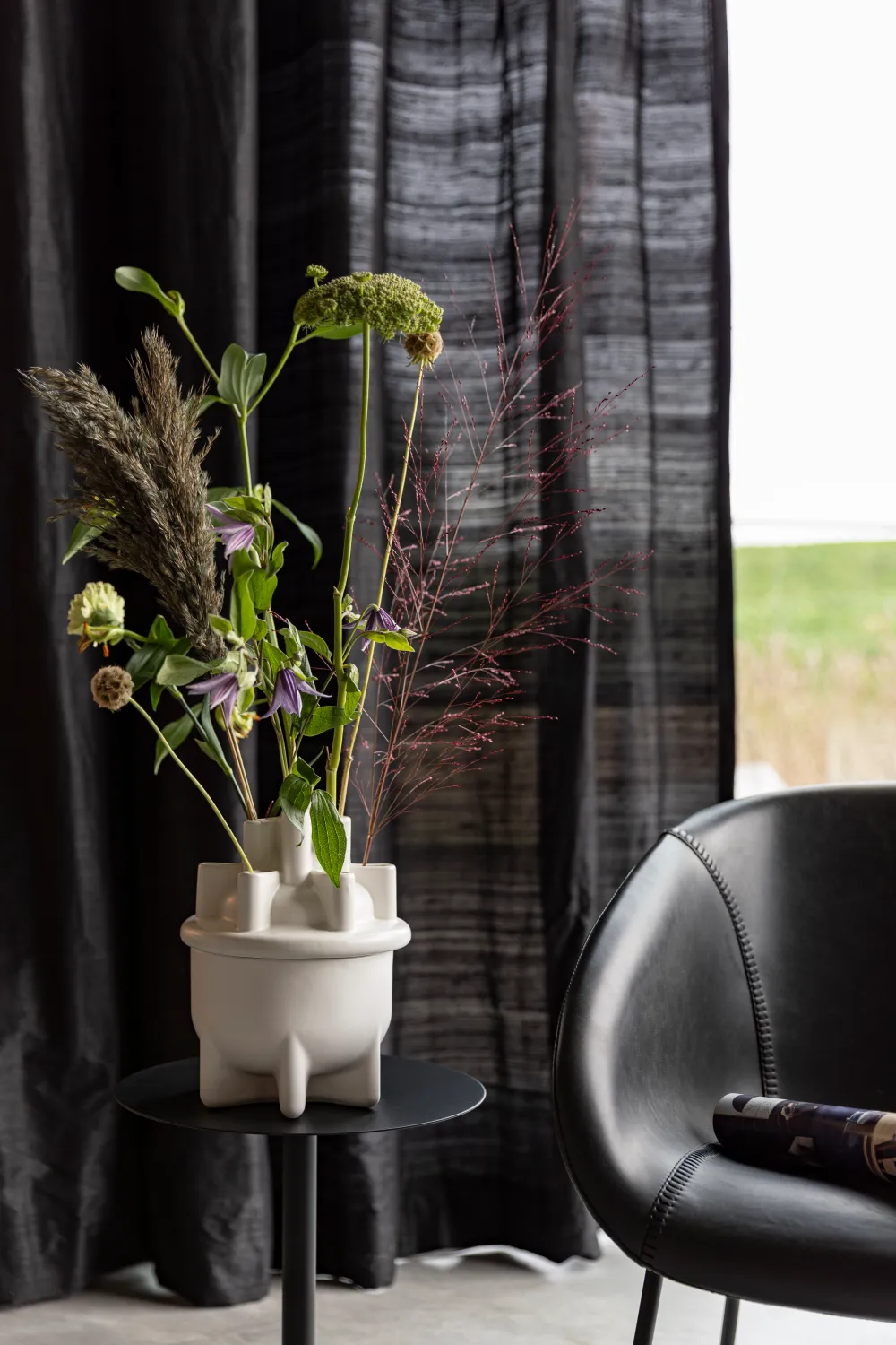 White Ceramic Modern Vase | Zuiver Bassin