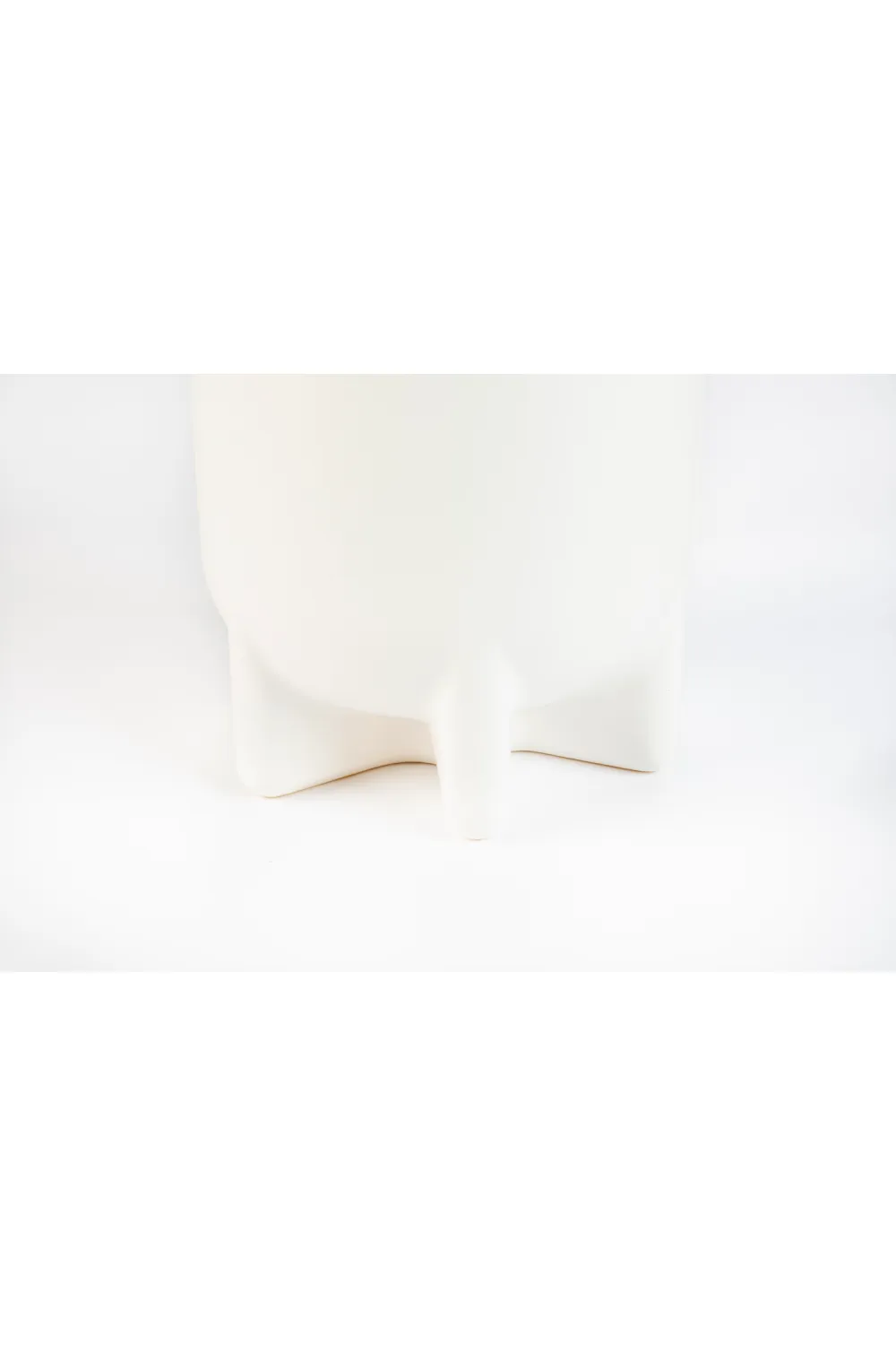 White Ceramic Modern Vase | Zuiver Bassin